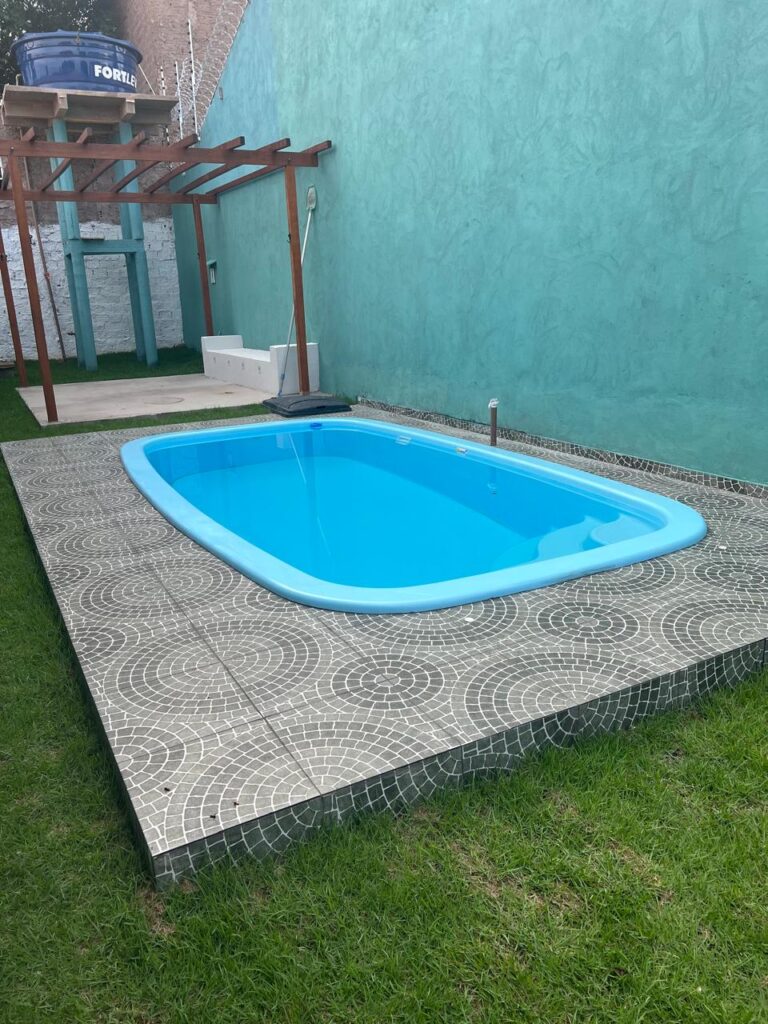 A piscina é o coração da área externa: perfeita para relaxar e aproveitar cada dia.