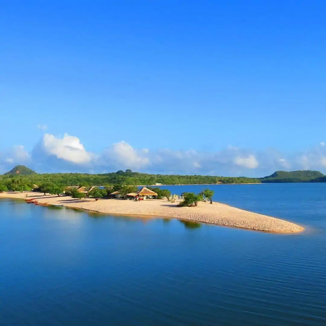 Roteiro de 5 dias em Alter do Chão: Conheça a Ilha do Amor e o Caribe Amazônico Roteiro de 5 dias em Alter do Chão com vista panorâmica da Ilha do Amor e o Rio Tapajós ao fundo.