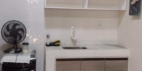 Área externa de casa murada em Alter do Chão, destacando a varanda sombreada e acessibilidade por ser casa baixa