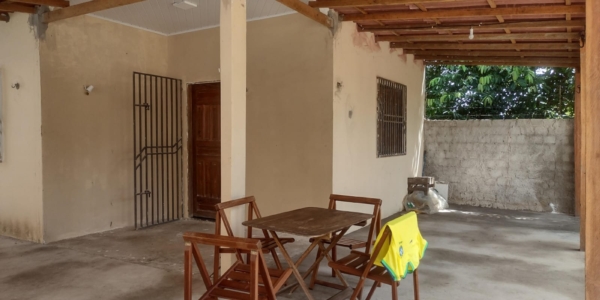 Casa baixa murada em Alter do Chão com varanda espaçosa, suíte com ar condicionado e cozinha completa para temporada.