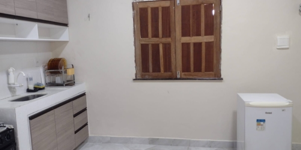 Cozinha completa e funcional, equipada com fogão, geladeira e utensílios básicos, ideal para preparar refeições em família após um dia nas praias de Alter do Chão