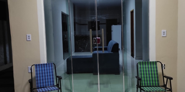 Cozinha integrada com bancada e utensílios em casa de alto padrão em Alter do Chão