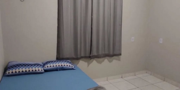 Suíte confortável em Alter do Chão com acabamento premium e banheiro amplo.