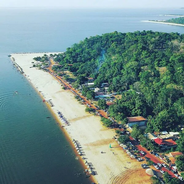 Vista panorâmica da Praia de Pindobal,Pará Fotografia aérea de Praia de Pindobal em Belterra/PA, um dos pontos mais visitados em alter do chão