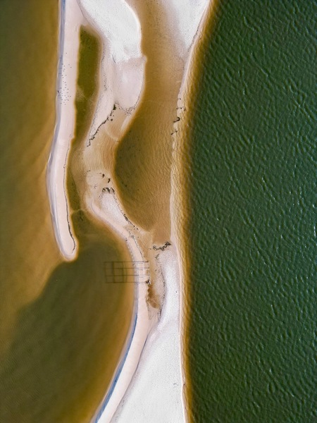 Praias de águas cristalinas na Floresta Nacional do Tapajós (FLONA), mostrando a faixa de areia branca banhada pelo Rio Tapajós e a floresta preservada ao redor. Praias da Floresta Nacional do Tapajós: o paraíso de águas doces e areias brancas na Amazônia