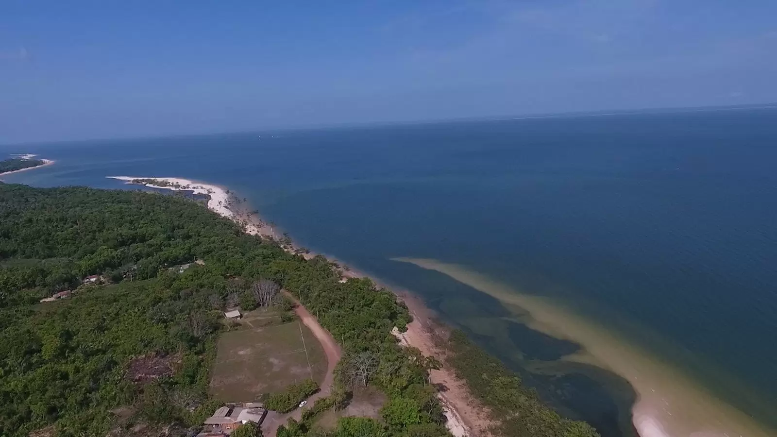 Floresta Nacional do Tapajós vista aérea com o Rio Tapajós ao fundo Floresta Nacional do Tapajós vista de cima, mostrando a densa vegetação amazônica e o Rio Tapajós