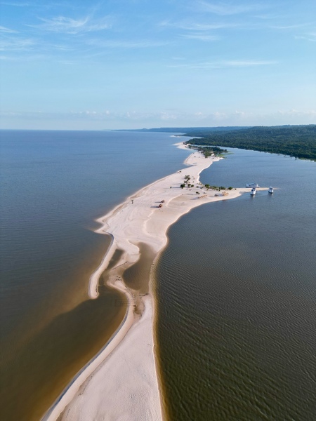 Floresta Nacional do Tapajós: as águas cristalinas e a tranquilidade da Praia do Maguari Floresta Nacional do Tapajós com vista da Praia do Maguari, destacando a areia branca, as águas claras do Rio Tapajós e a vegetação nativa ao fundo.