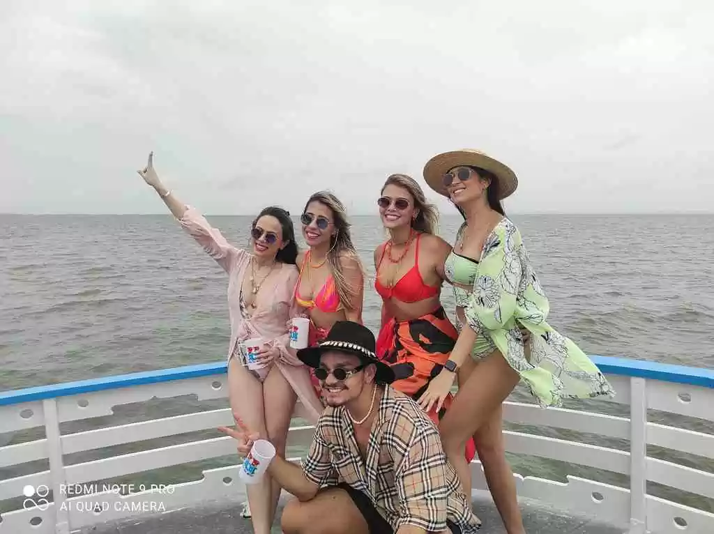 Passeio de barco exclusivo com a agência VemParaAlter na Flona do Tapajós Turistas aproveitam passeio de barco regional organizado pela VemParaAlter nas águas do Rio Tapajós, cercados pela vegetação nativa da Amazônia.