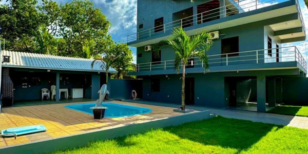 Caminho arborizado que leva da casa premium até a Praia do Jacundá em Alter do Chão.