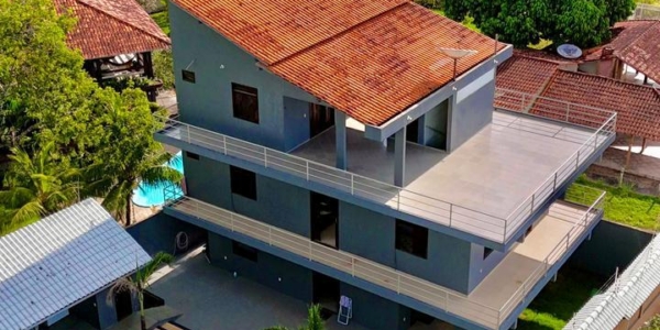 Fachada moderna de casa para alugar em Alter do Chão de 5 quartos com portão e jardim na entrada.
