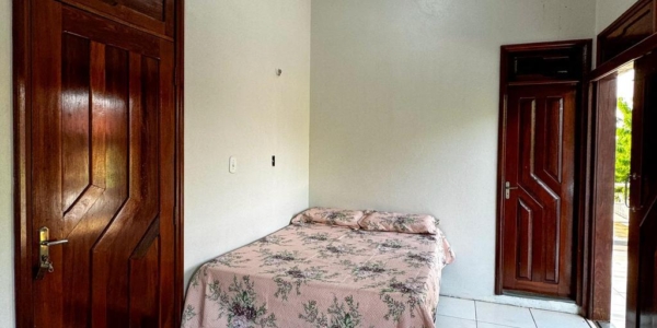 Interior de uma das 4 suítes confortáveis com cama de casal e ar-condicionado em casa para alugar em Alter do Chão de 5 quartos.