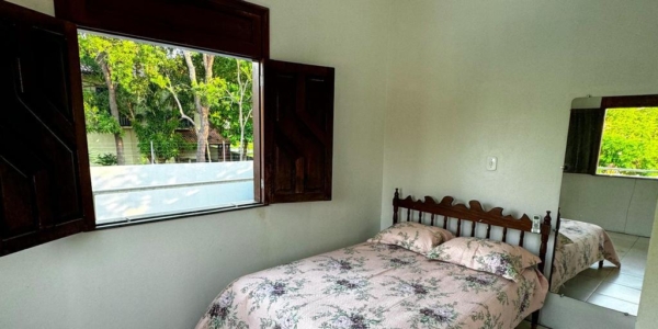Quarto planejado com banheiro privativo moderno, ideal para acomodar grupos e famílias em Alter do Chão.