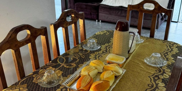 Cozinha moderna equipada com eletrodomésticos e bancada americana em casa para alugar em Alter do Chão de 5 quartos.