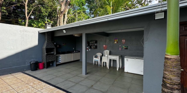 Varanda gourmet com churrasqueira integrada ao lado da piscina em casa para alugar em Alter do Chão de 5 quartos.