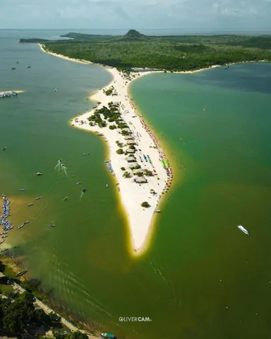 Chácaras no Caribe Amazonico: Invista no Futuro da Família a 10km da Vila Terrenos grandes de 3800m² a 10 km do centro por R$ 20 mil, exibindo paisagem exuberante da Ilha do Amor no pôr do sol.